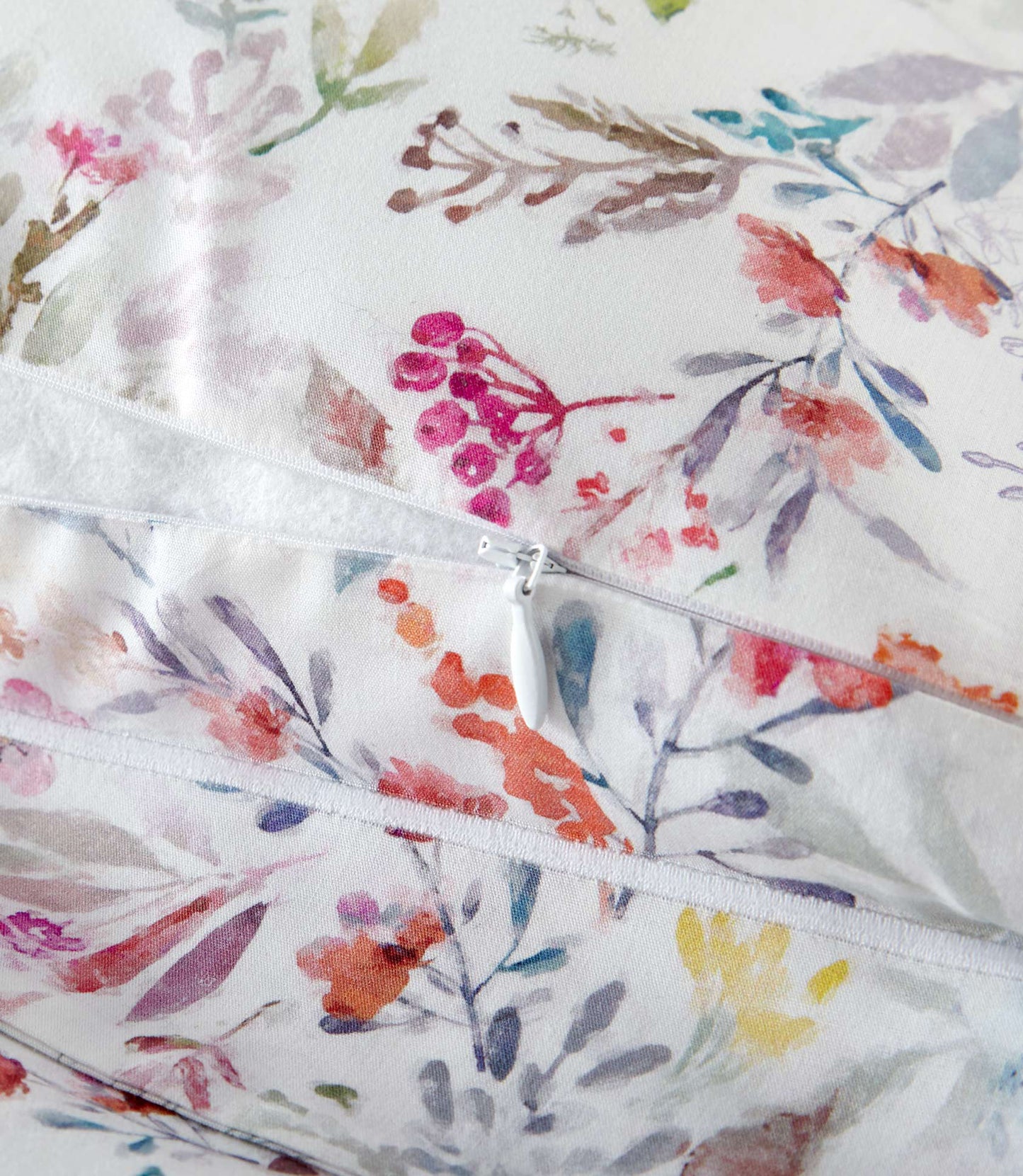 close up of zipper detail on chloe percale duvet, Floral