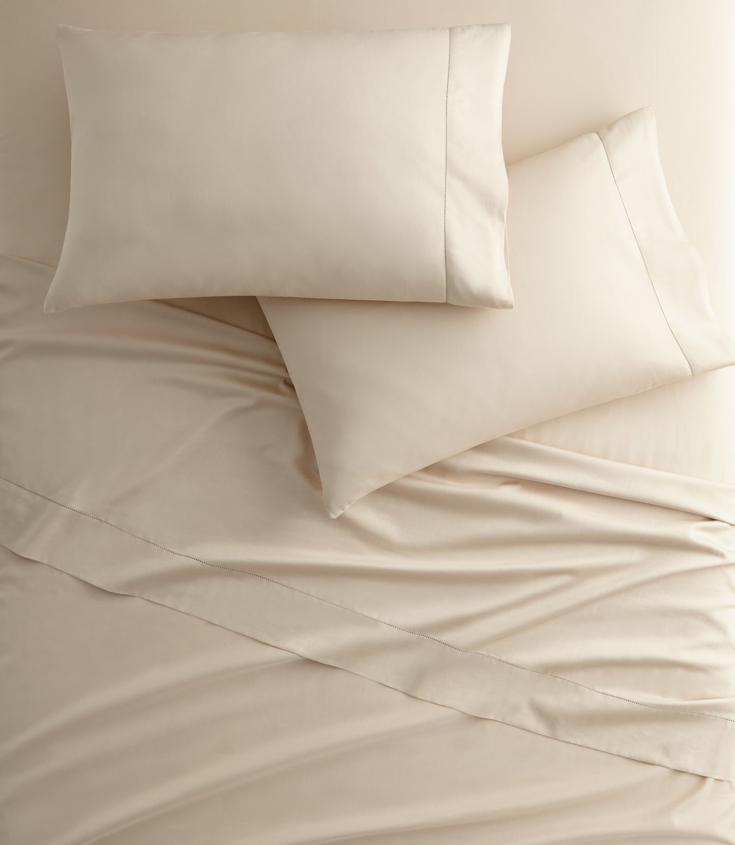 Clara Sateen Pillowcase Lifestyle, Linen