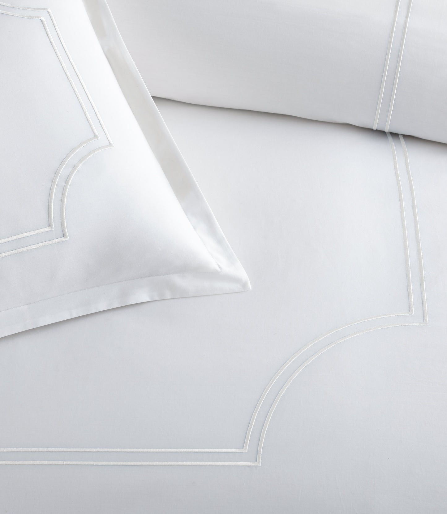 Close-up of satin stitch of Deco Classic Duvet, White