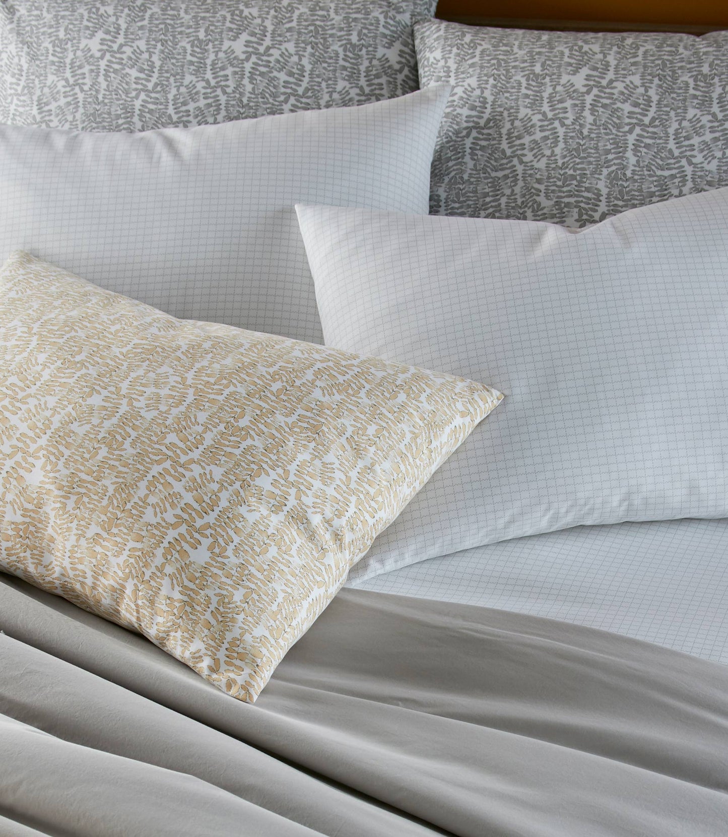 Grid Percale Fitted Sheet Charcoal on Bed