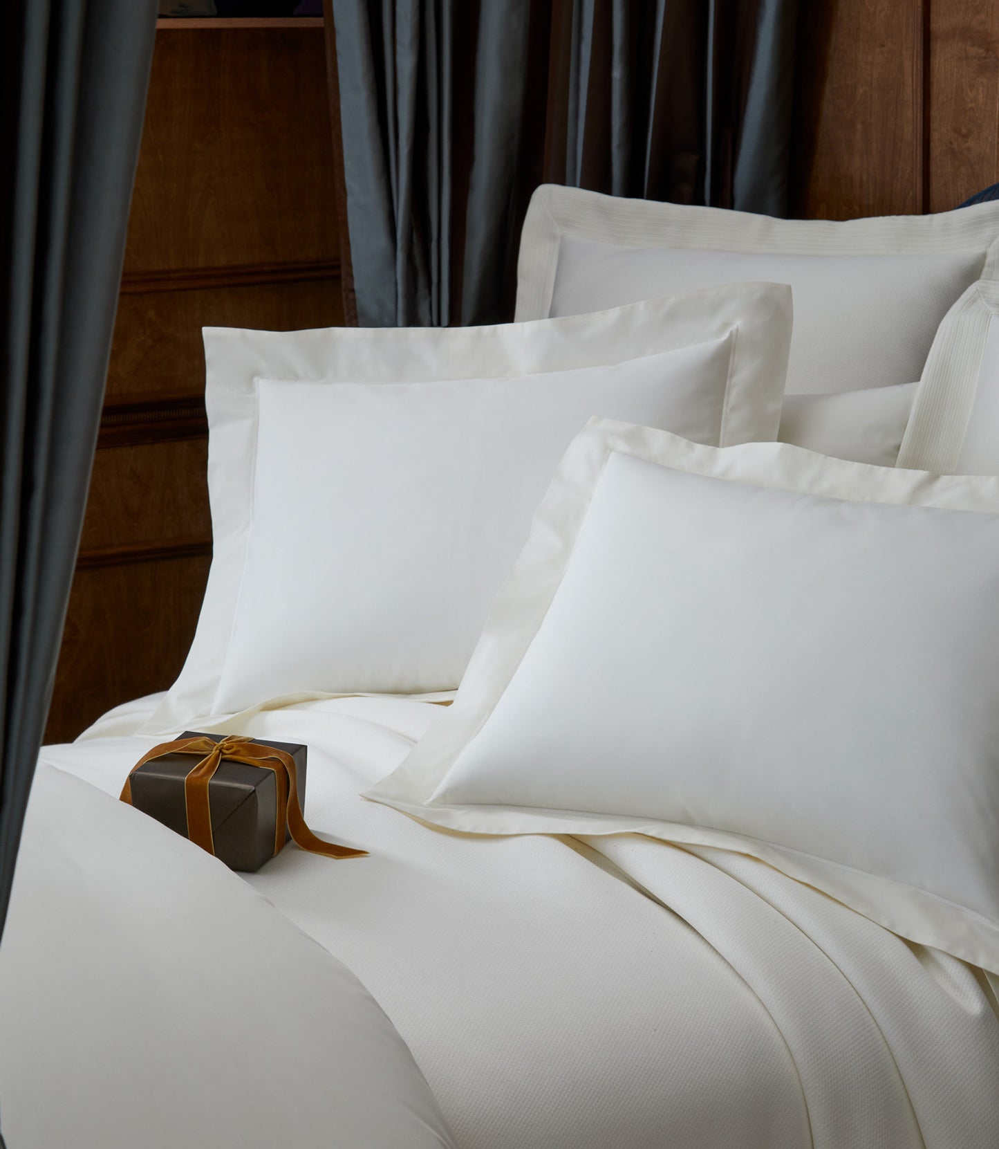 Boutique percale flat sheet on bed, Ivory