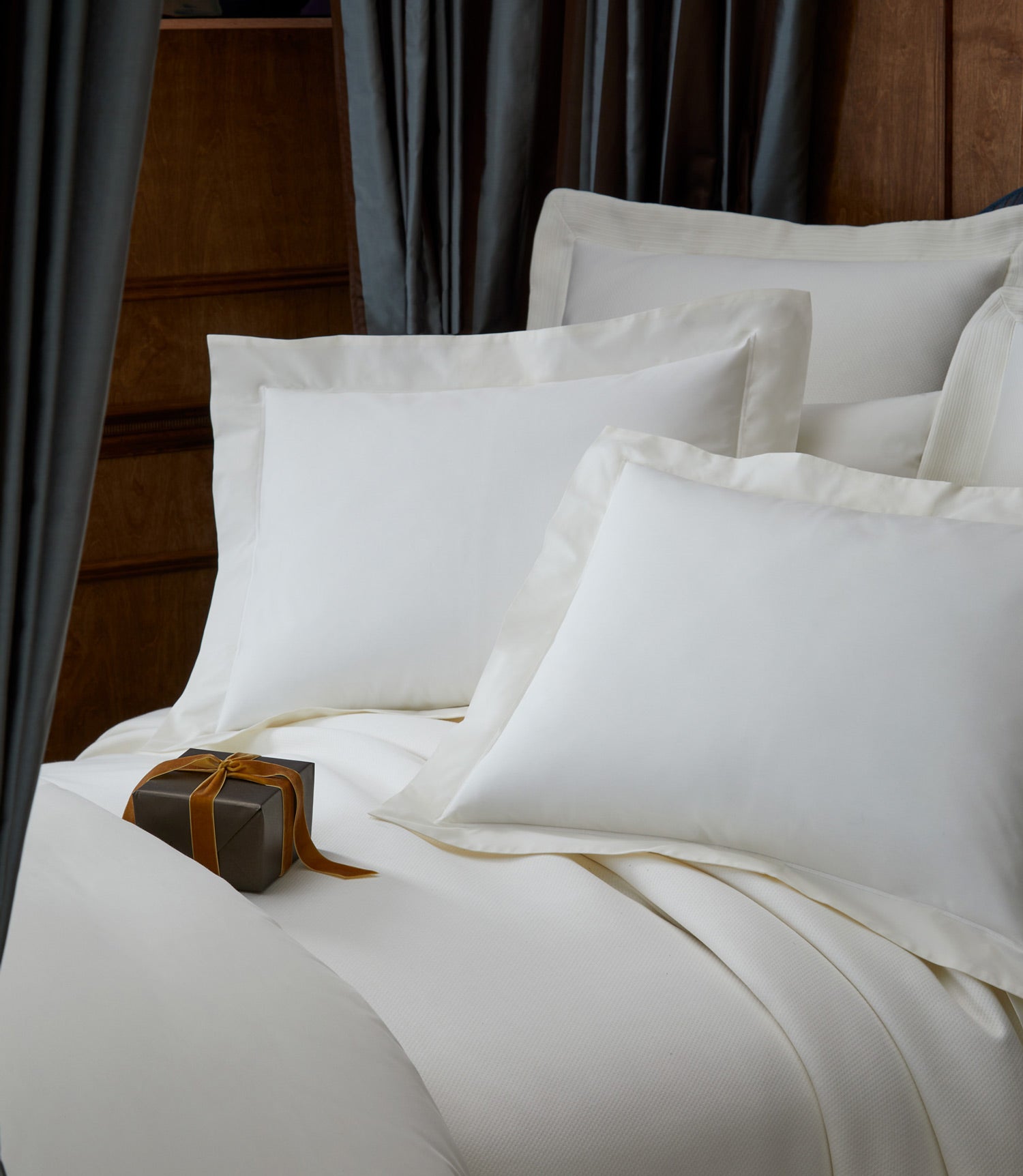 Boutique percale flat sheet on bed, Ivory