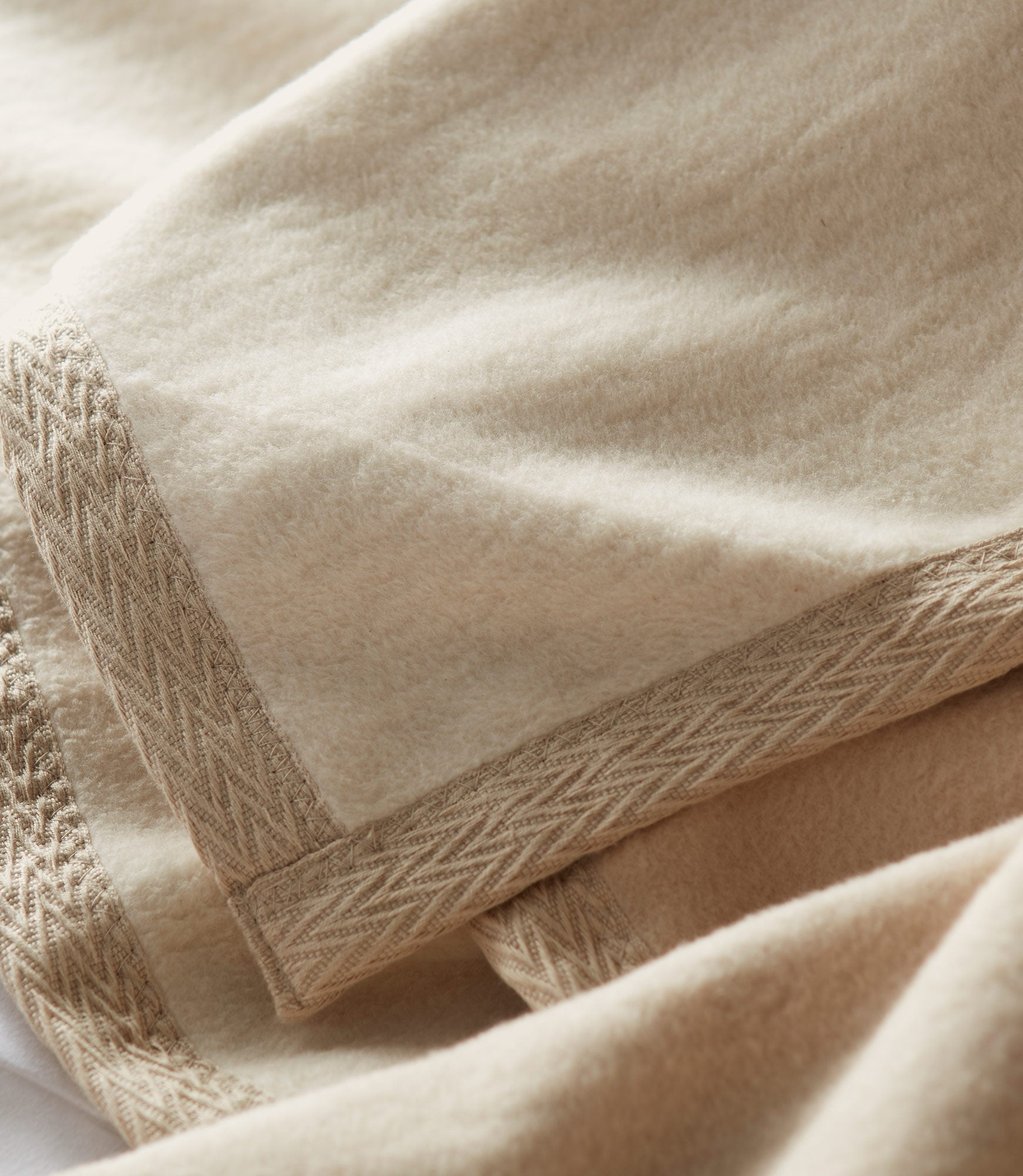 Binded corner detail of Favorite Reversible Cotton Blanket Linen color
