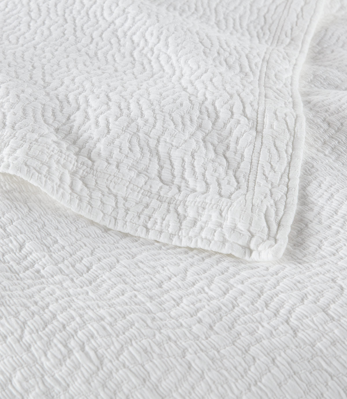 Mia Matelasse Coverlet corner detail, White