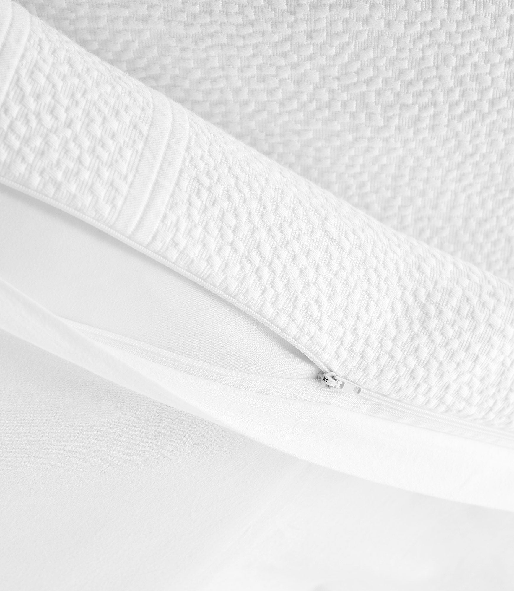 bottom zipper closure on Montauk duvet cover, White