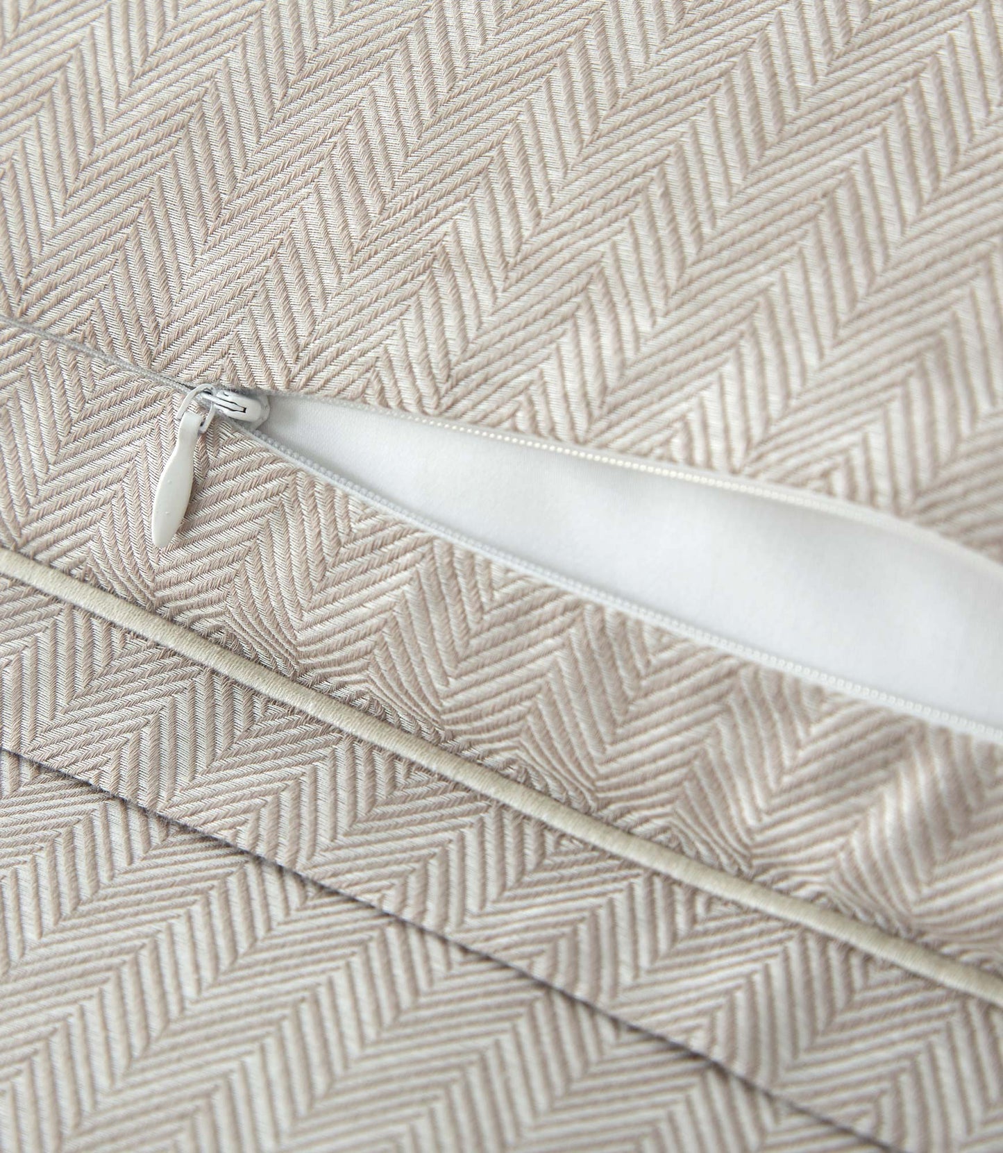 detail of duvet zipper, Platinum