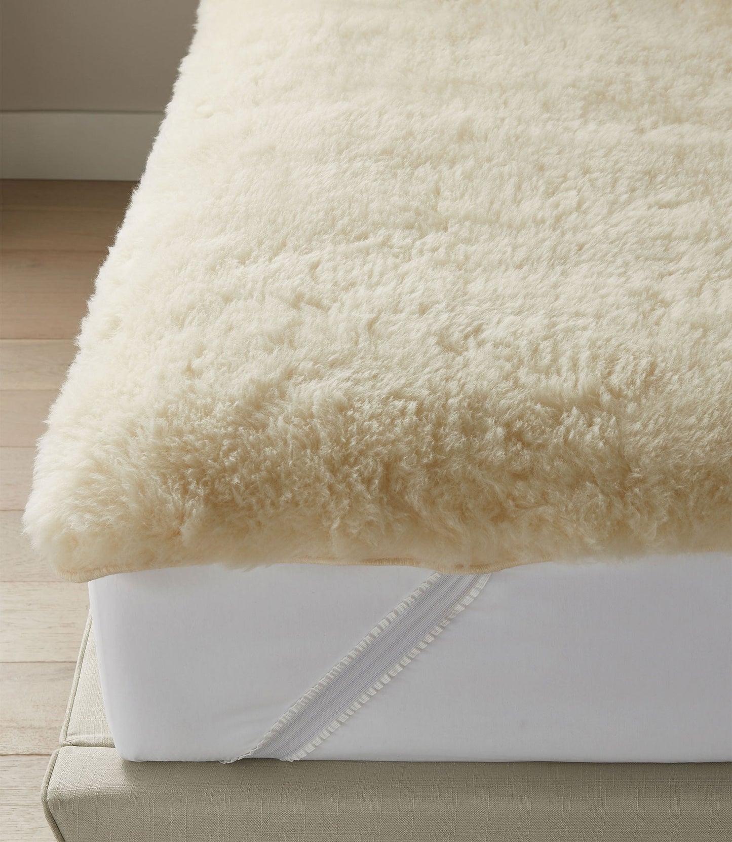 corner elastic strap on wool mattress topper