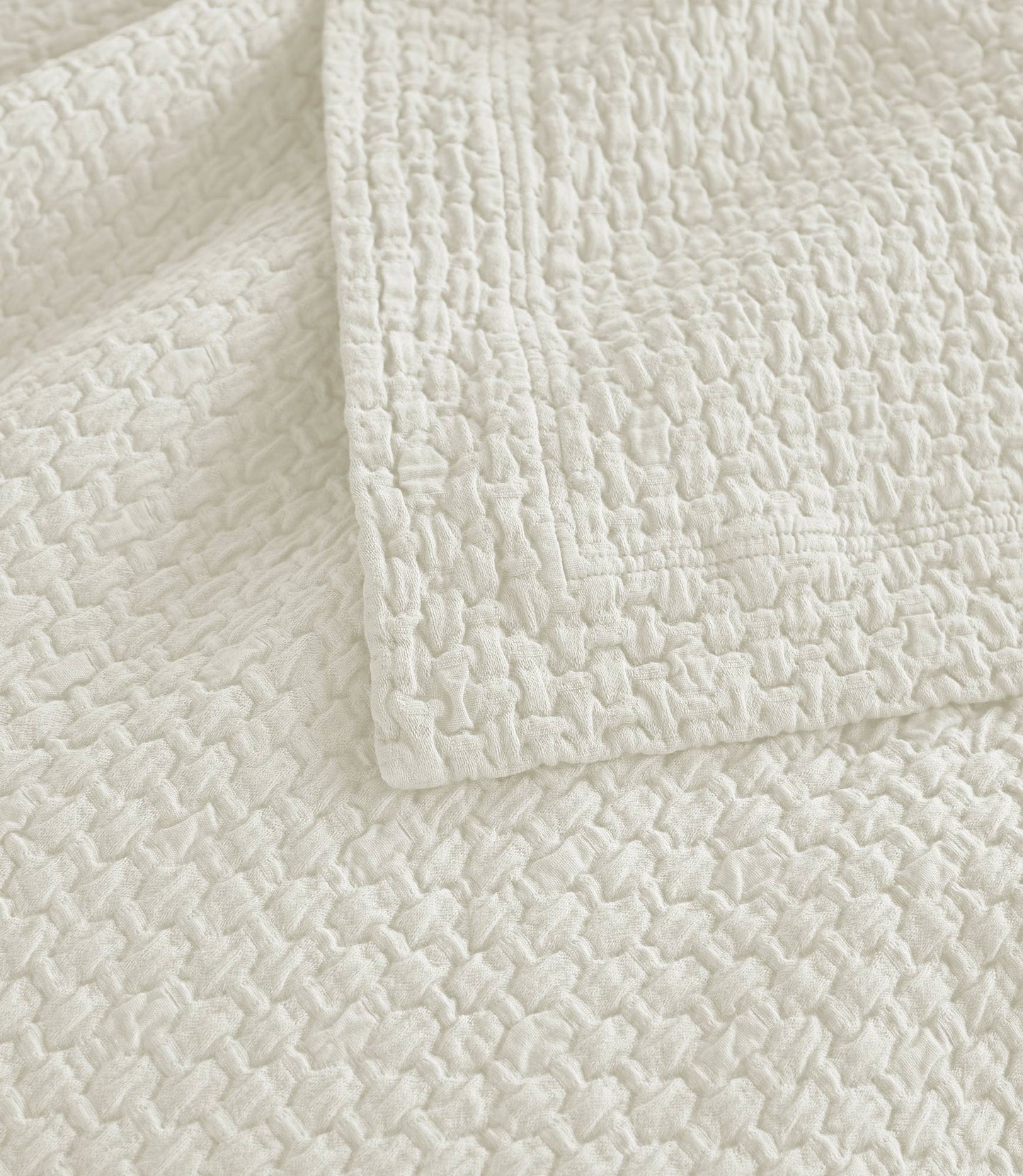 Juliet Matelassé Coverlet Pearl Detail