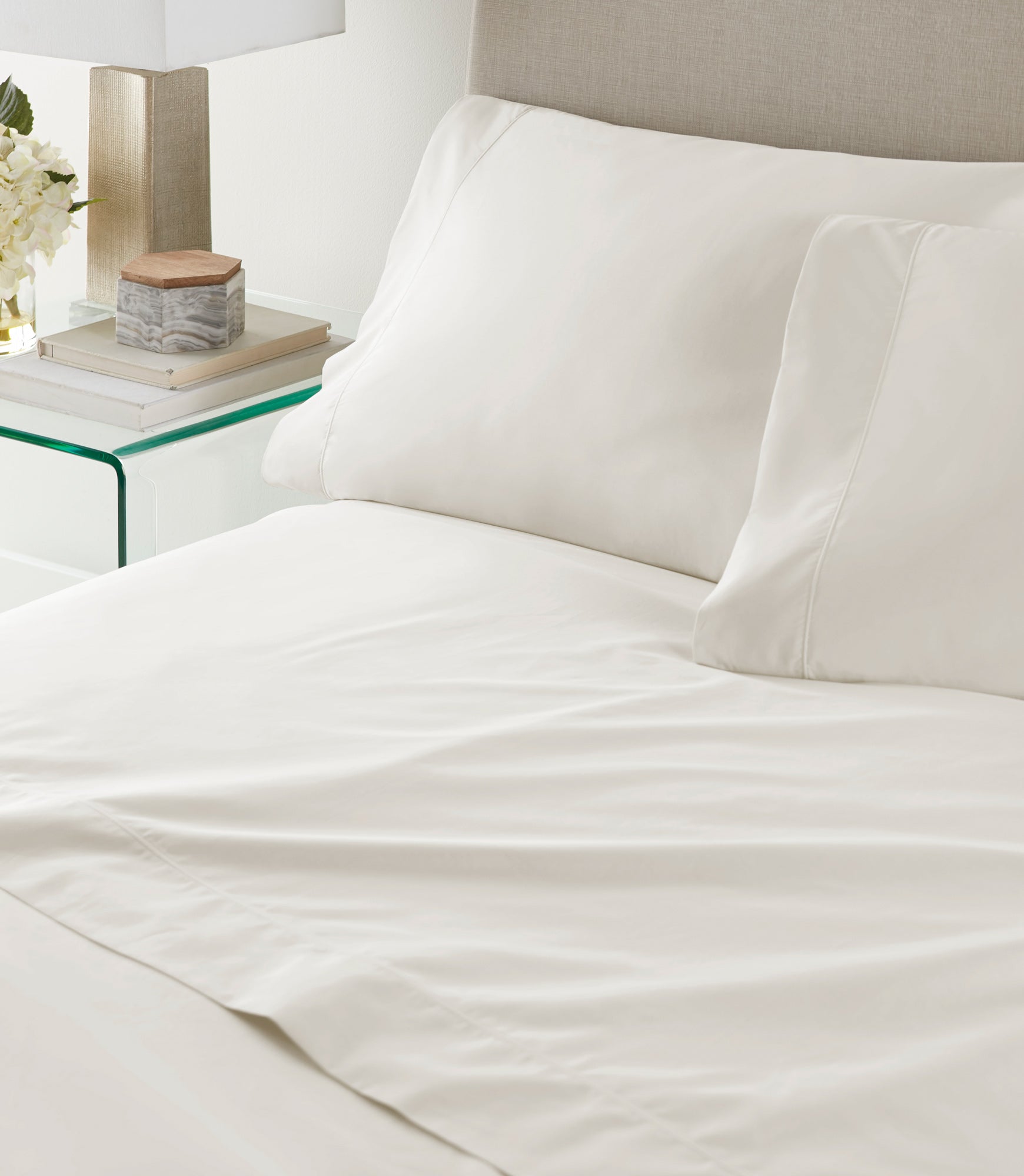 Nile Egyptian Cotton Flat Sheet on Bed Pearl