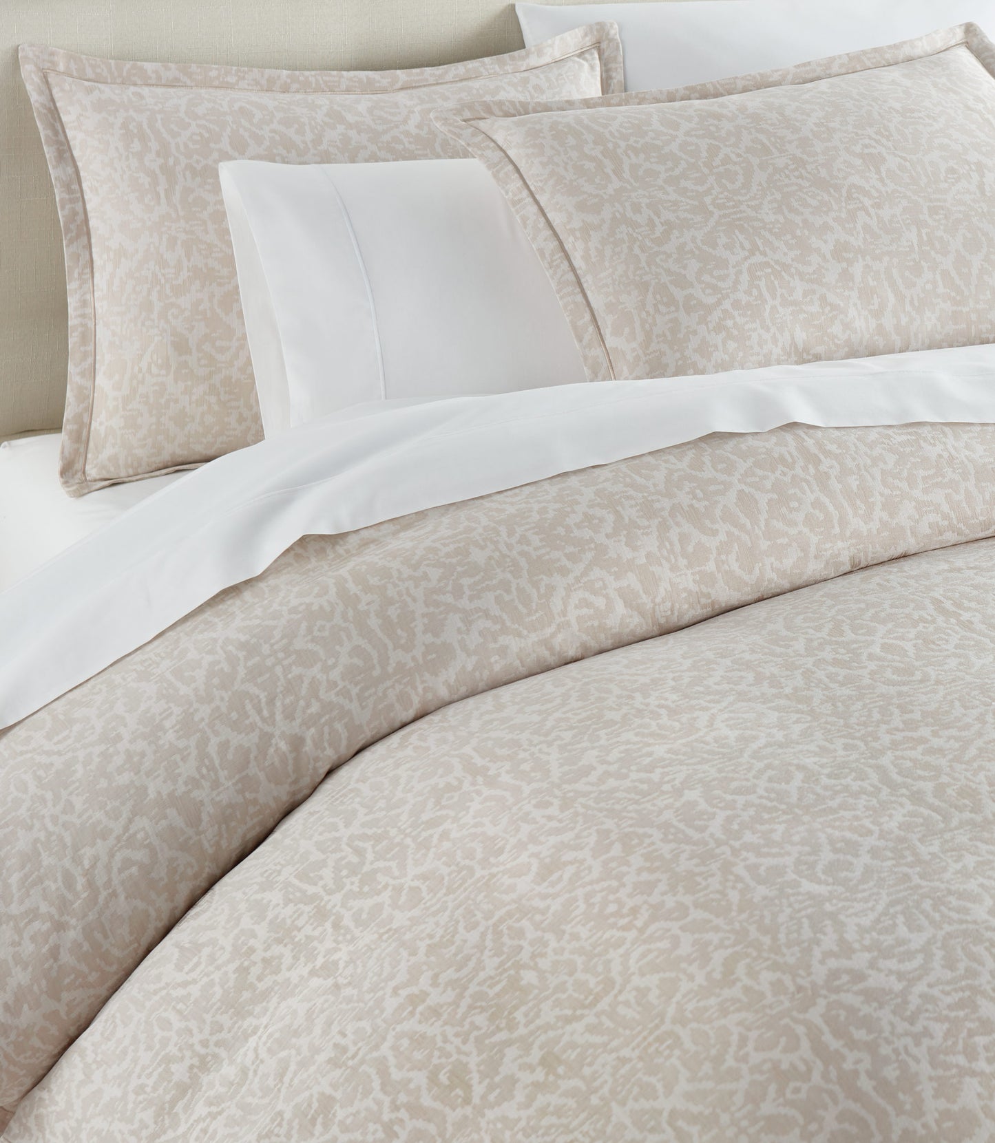 Ravenna Jacquard Shams on bed Linen